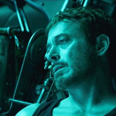 người đàn ông màu xanh lá cây trong avengers endgame