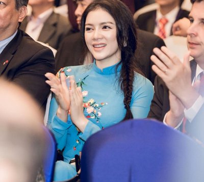 Lý Nhã Kỳ diện áo dài thêu hoa gặp Tổng thống Pháp