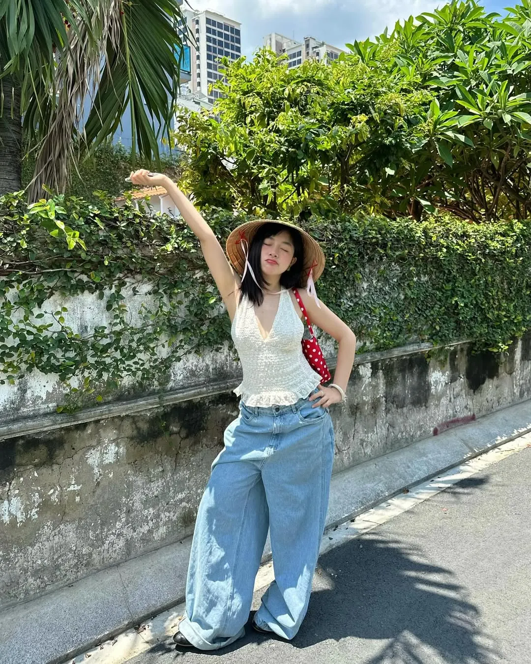 Áo yếm croptop phối jeans 
