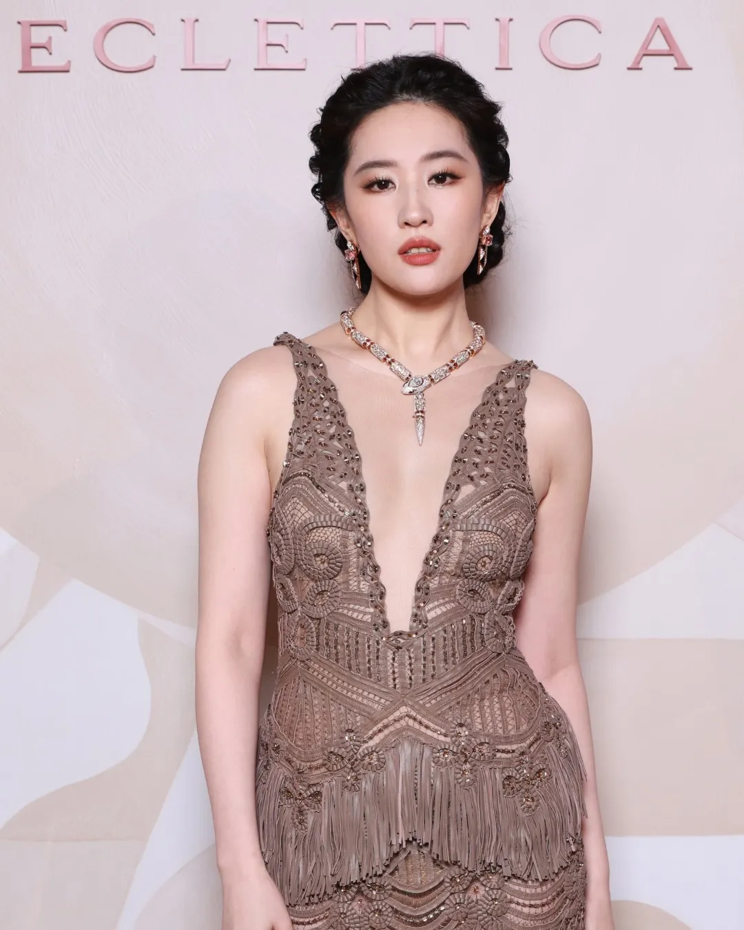 Lưu Diệc Phi chọn váy dạ hội tông sáng tối giản, phối trang sức kim cương trắng High Jewelry với thiết kế thanh mảnh nhấn vào hiệu ứng ánh sáng.