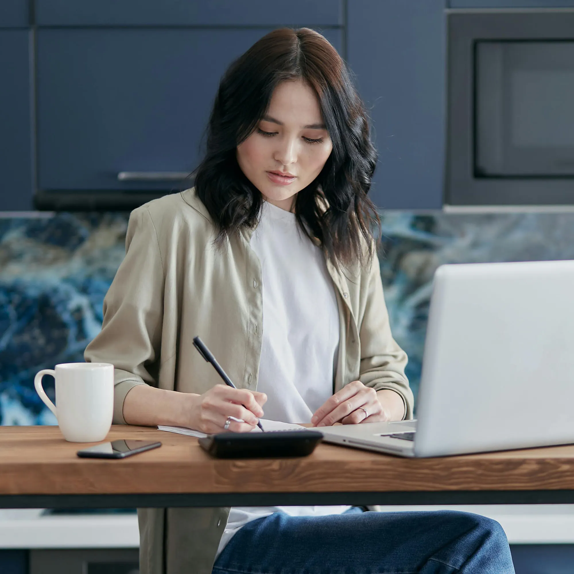 cô gái tóc ngang vai đang lập quỹ dự phòng