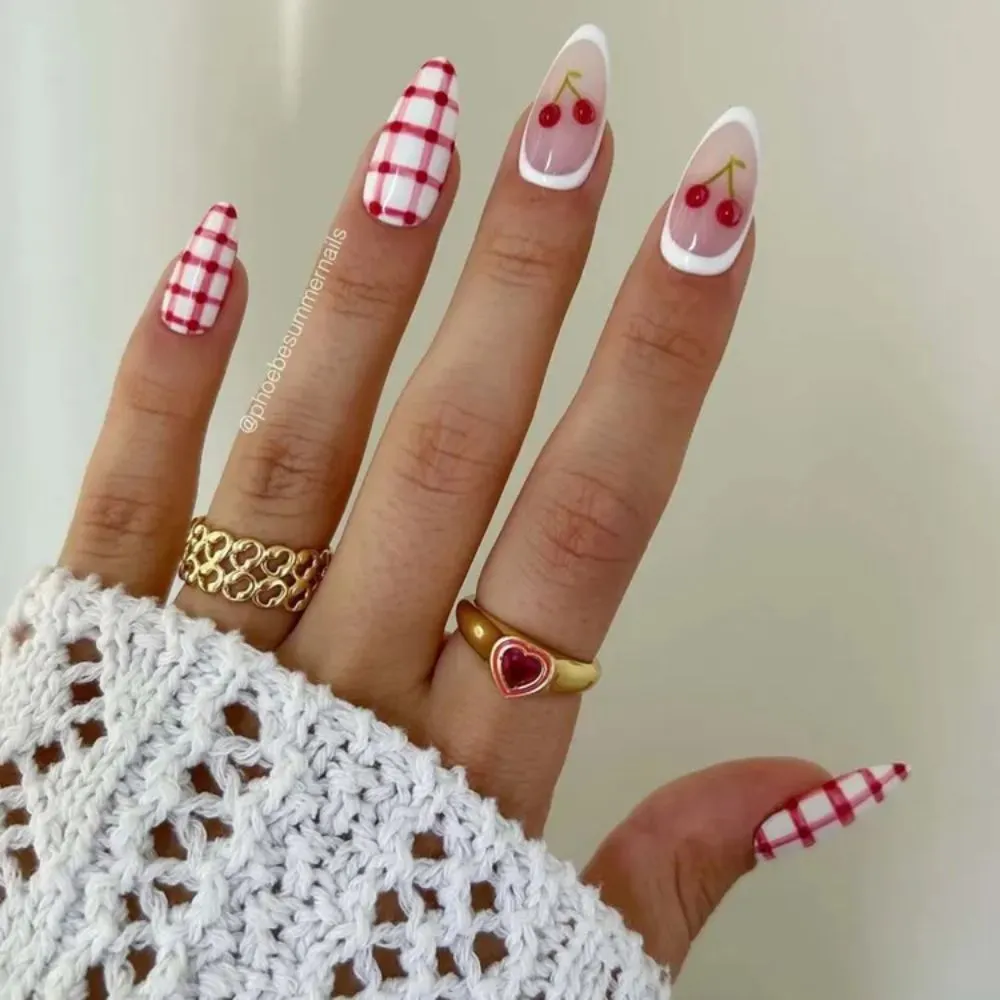 Kiểu nail gingham đỏ - trắng phối cherry nổi bật.