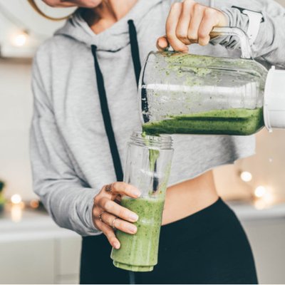Cô gái đang làm sinh tố giảm mỡ bụng