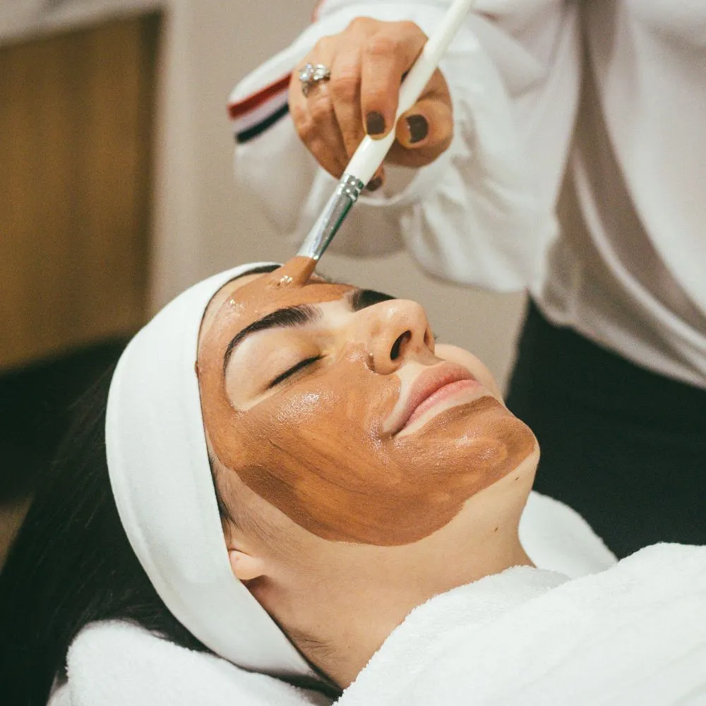 cô gái đang đắp mặt nạ bột củ sen