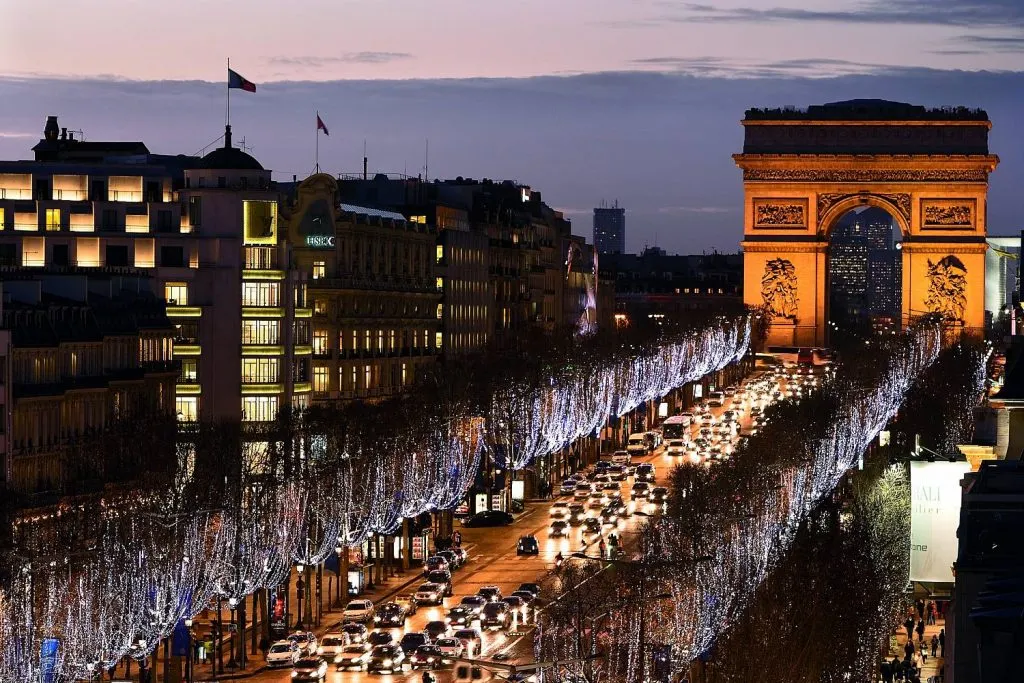 đại lộ ánh sáng Champs-Elysees,