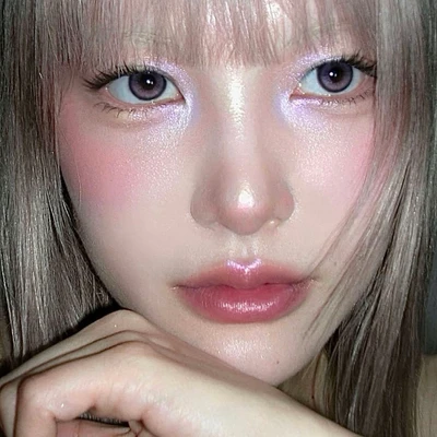 Cô gái với layout trang điểm theo MBTI.