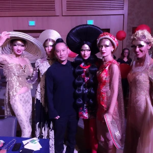 BST Vương Triều của Nhà thiết kế Võ Việt Chung trình diễn tại Mỹ