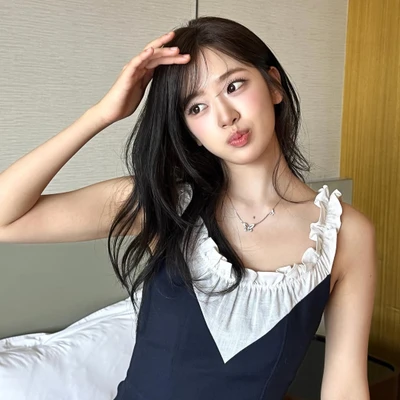 cô gái để tay lên tóc mái