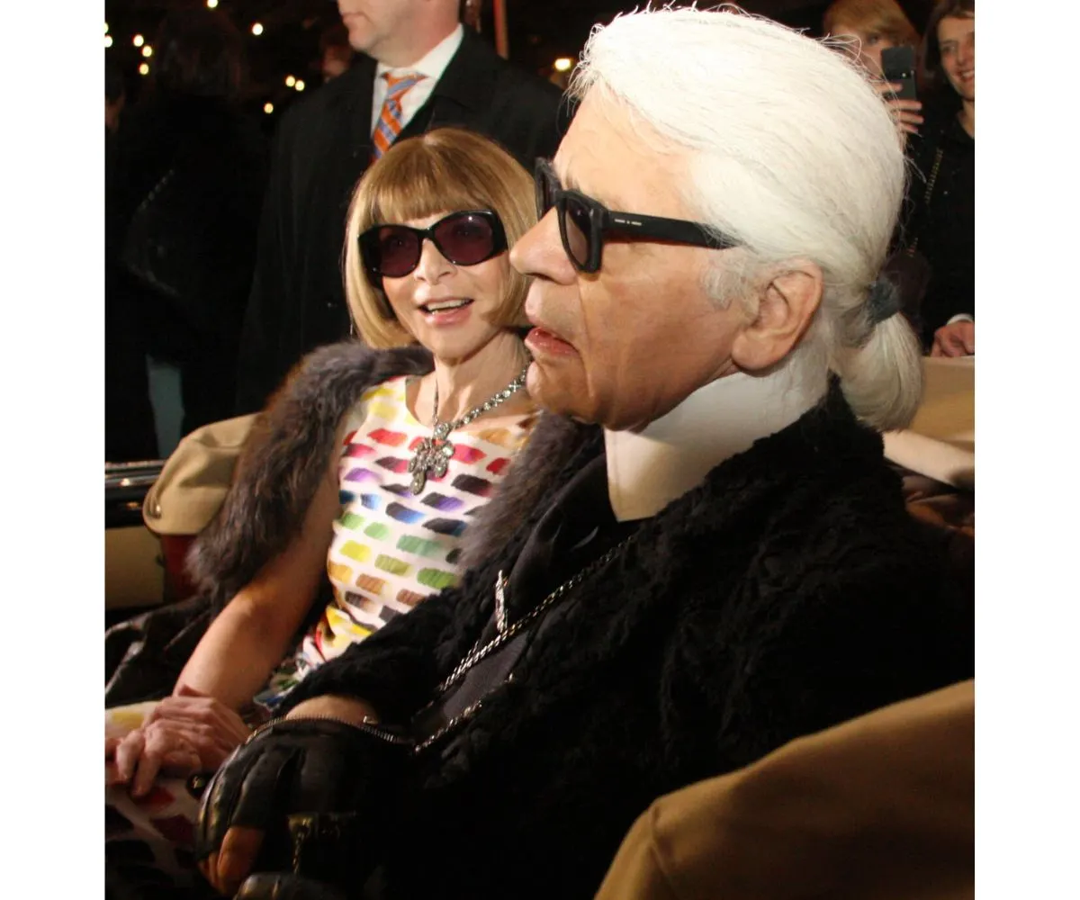 Anna Wintour vẫn diện kiểu tóc bob tại buổi công chiếu phim “The Return” của Karl Lagerfeld ở Dallas