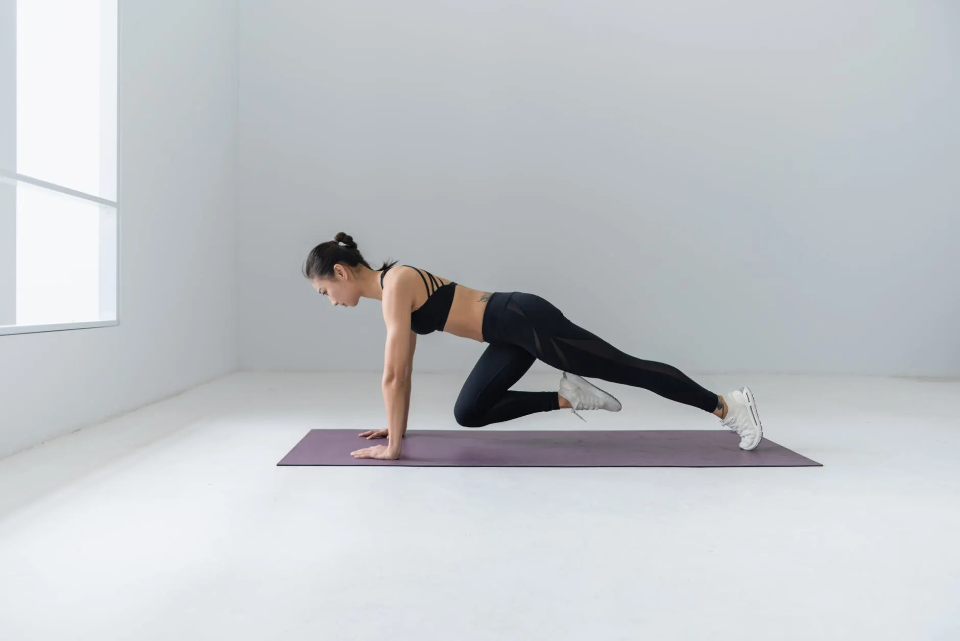 cô gái thực hiện động tác plank để giảm mỡ bụng