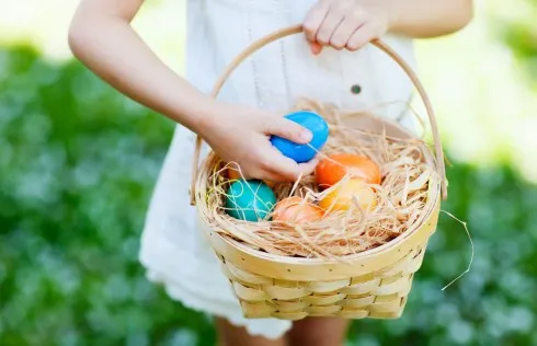 Vẽ trứng Phục sinh và hóa trang gương mặt sẽ là những hoạt động thú vị.  