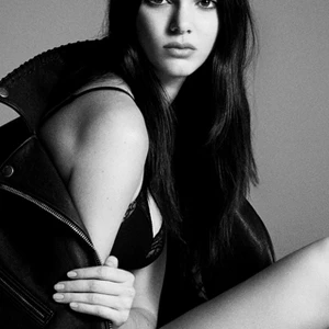 Kendall Jenner - Vững lòng giữa cơn bão