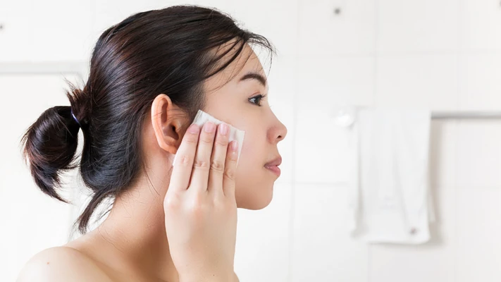 cô gái đang dùng sữa rửa mặt