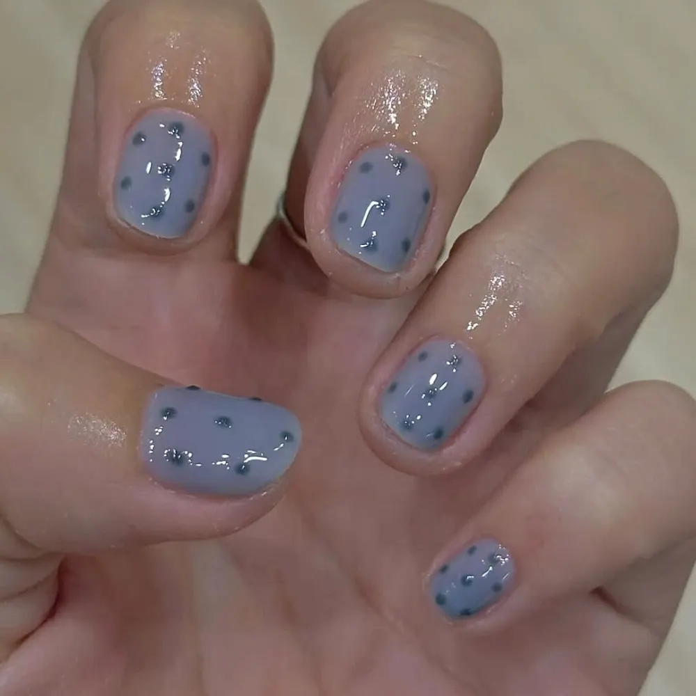 Mẫu nail xanh có chấm bi lấy cảm hứng từ bộ nail của Winter (aespa)
