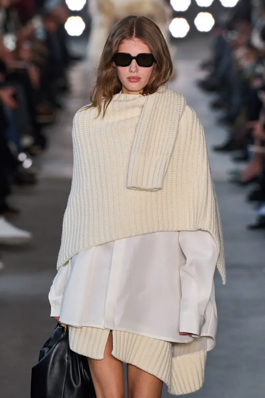Áo khoác oversized be mix với <mark class=