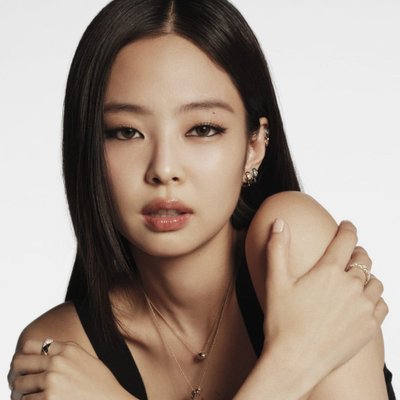 Jennie diện trang sức Chanel