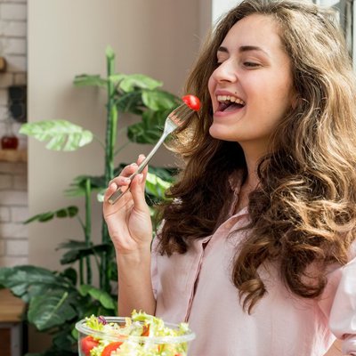 Cô gái ăn salad có chứa tinh bột giúp giảm cân