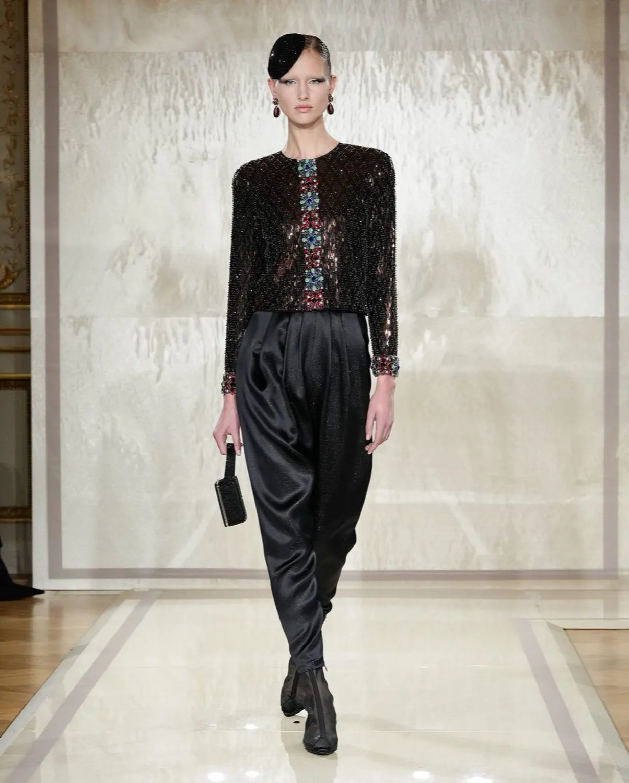 Lara Cosima sải bước tại sàn diễn Lumières của Giorgio Armani Privé - nhà mốt cô luôn thần tượng những khi còn trên ghế nhà trường (Ảnh: @laracosima_)