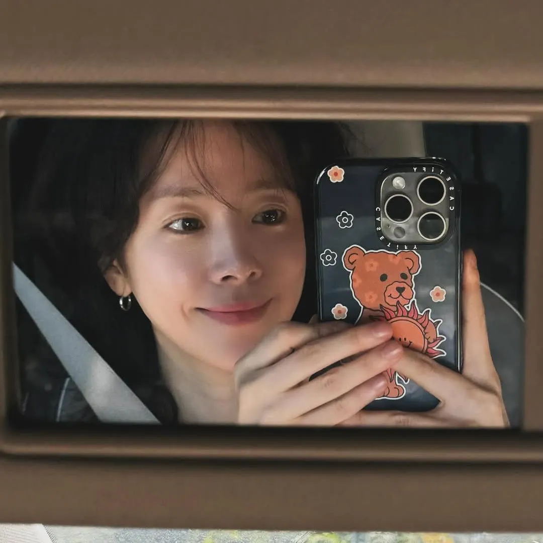Han Ji Min chụp ảnh selfie ghi lại khoảnh khắc đời thường trong xe.