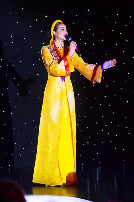 Phạm Hương trình diễn tiết mục Dạ Cổ Hoài Lang. Bộ trang phục đẹp mắt cũng làm tăng thêm giá trị tiết mục biểu diễn của hoa <mark class=