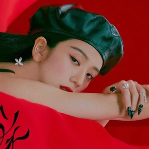 Jisoo trong MV Flower