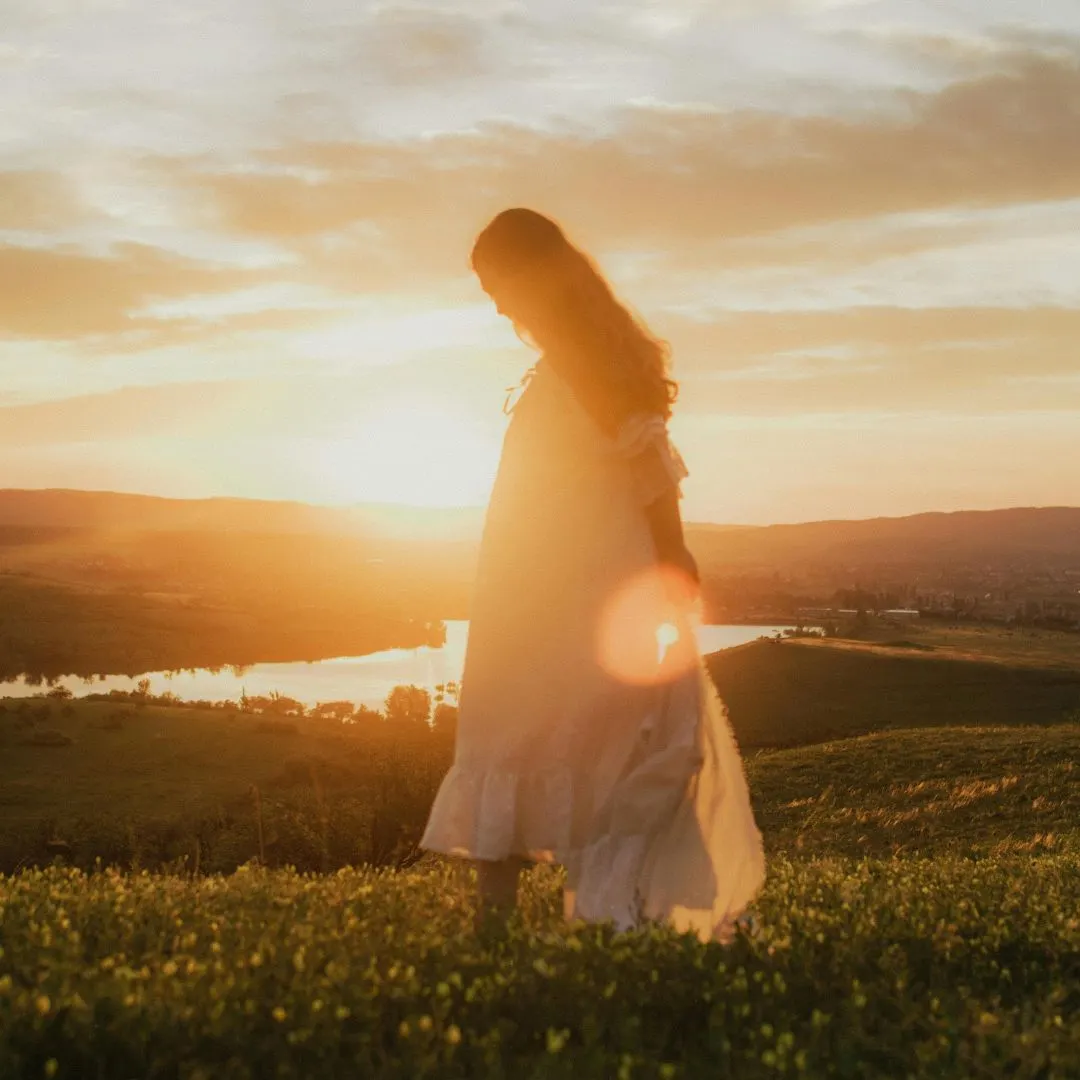 cô gái dạo bước trên đồng cỏ đón bình minh tử vi ngày 21/2/2026