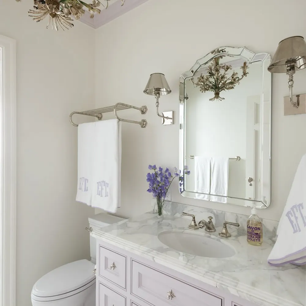 không gian màu trắng kết hợp tím lavender