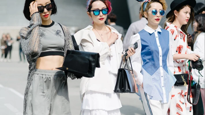 ba fashionista mặc đồ theo phong cách monochorme seoul fashion week