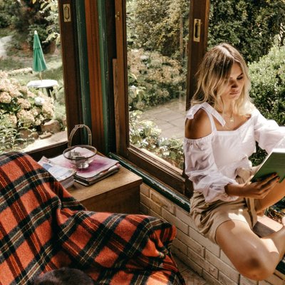 CÔ GÁI với thói quen NGỒI ĐỌC SÁCH CÓ CƠ HỘI THĂNG TIẾN