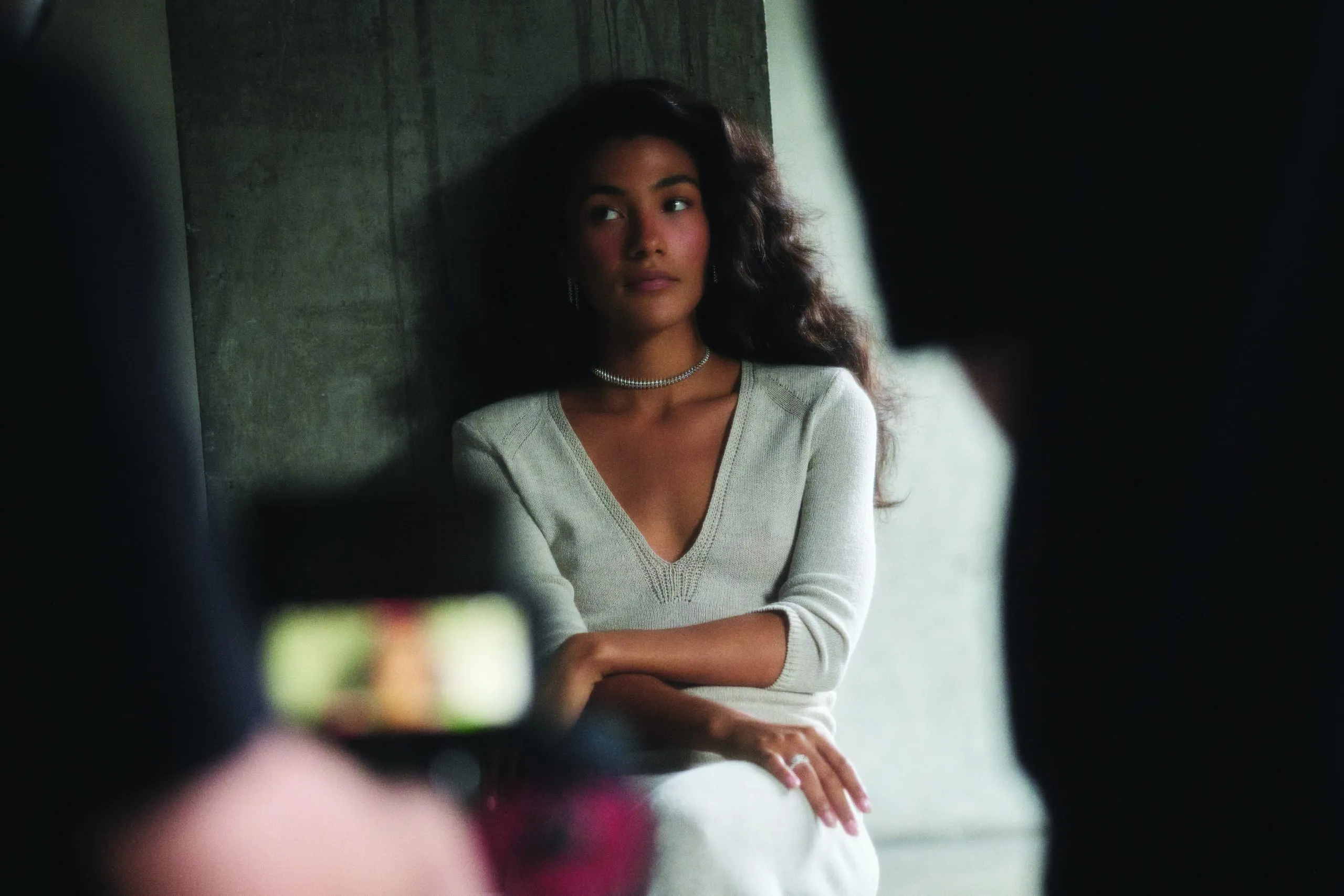 Olivia Dean đeo trang sức Clash de Cartier