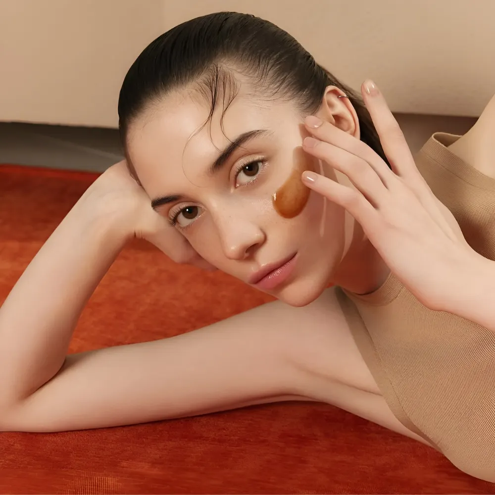 Người mẫu thoa peel-off mask lên da.