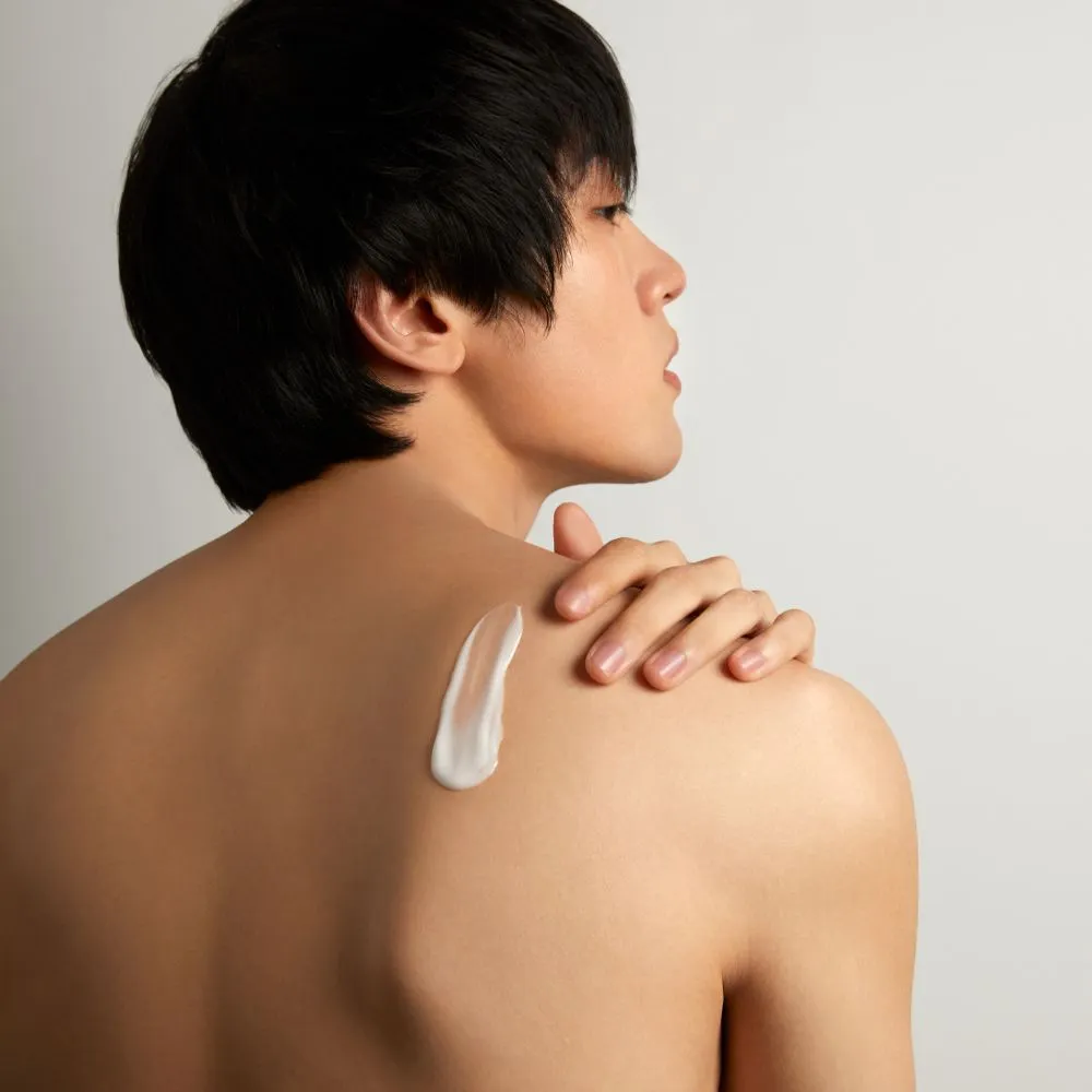 Tấm lưng chàng trai thoa kem