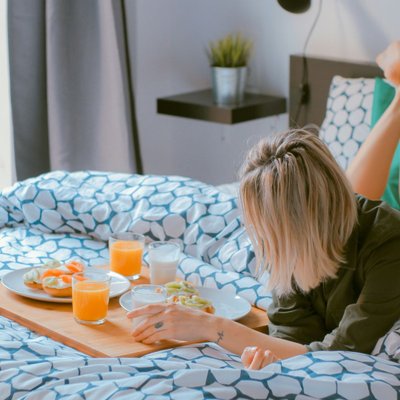 eat clean có tốt không - cô gái nằm ăn trên giường
