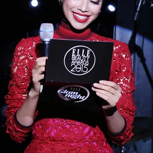 hoa hau pham huong tai elle glam night elle beauty awards 2015