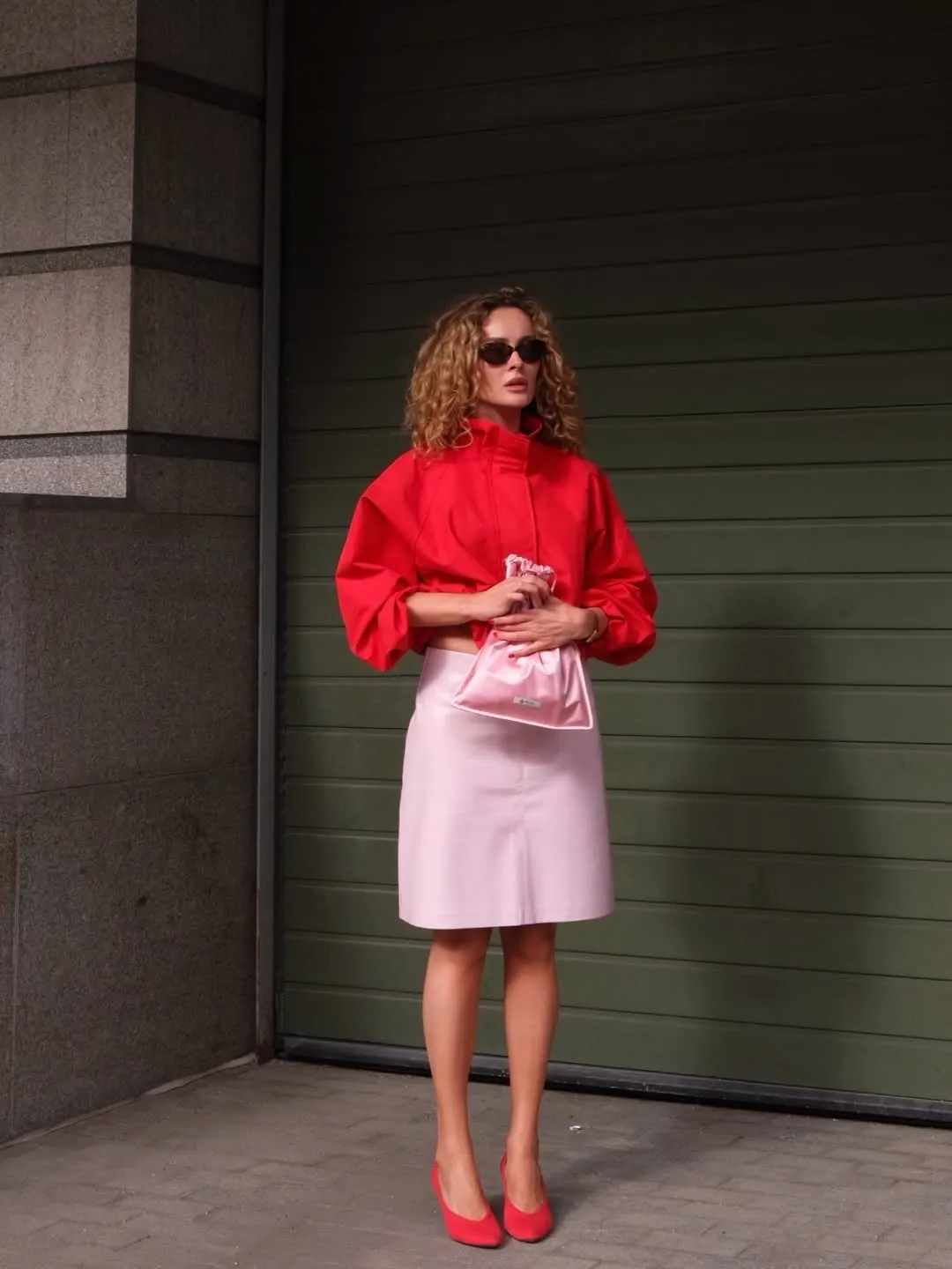 Váy hồng kết hợp cùng áo khoác đỏ