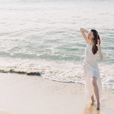 người phụ nữ đứng bên bờ biển
