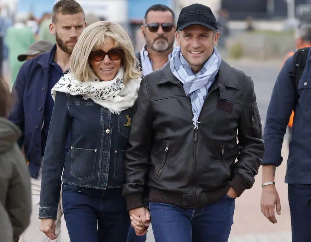 Brigitte Macron diện áo khoác jean 