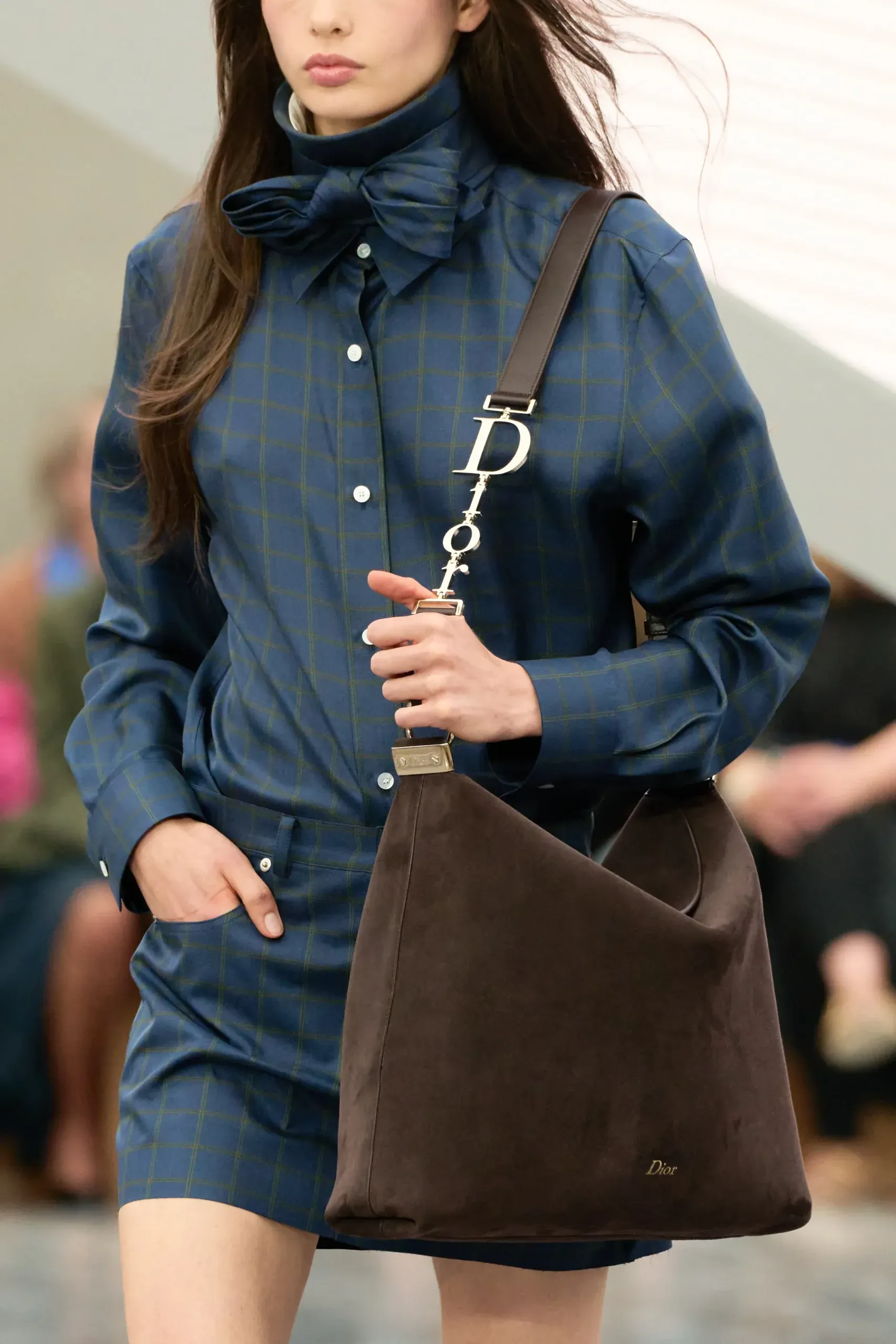 BST Dior SS26 túi xách nâu 