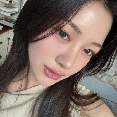 người mẫu Hàn với lớp trang điểm tự nhiên