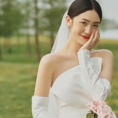 Cài hoa tươi lên mái tóc cô dâu