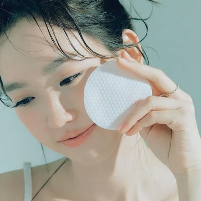 Dùng toner để luôn cấp ẩm và dưỡng ẩm cho làn da
