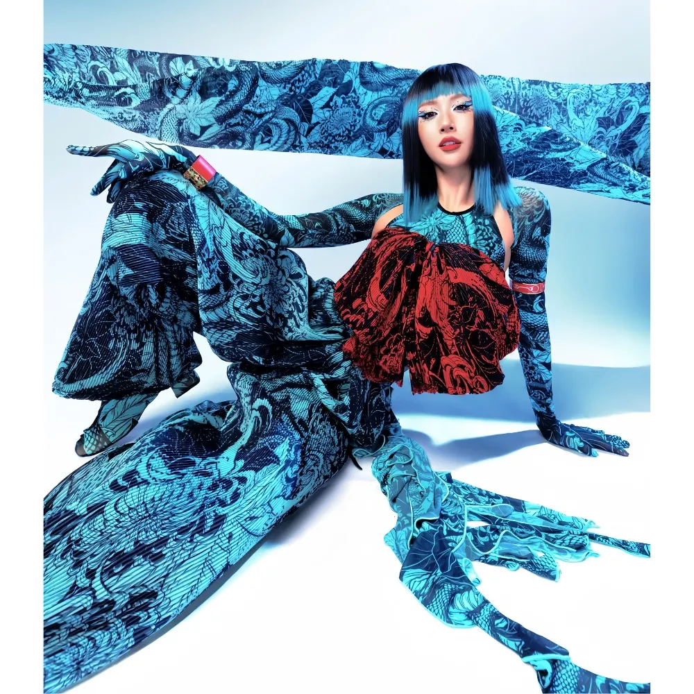 Tạo hình dân gian của Quỳnh Anh Shyn trong Livestage 2 của chương trình Em Xinh Say Hi.