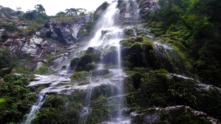 đỉnh núi thác nước cao Ong Chúa