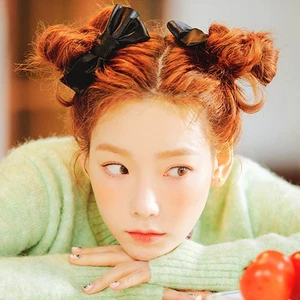 Taeyeon đeo phụ kiện tóc nơ màu đen