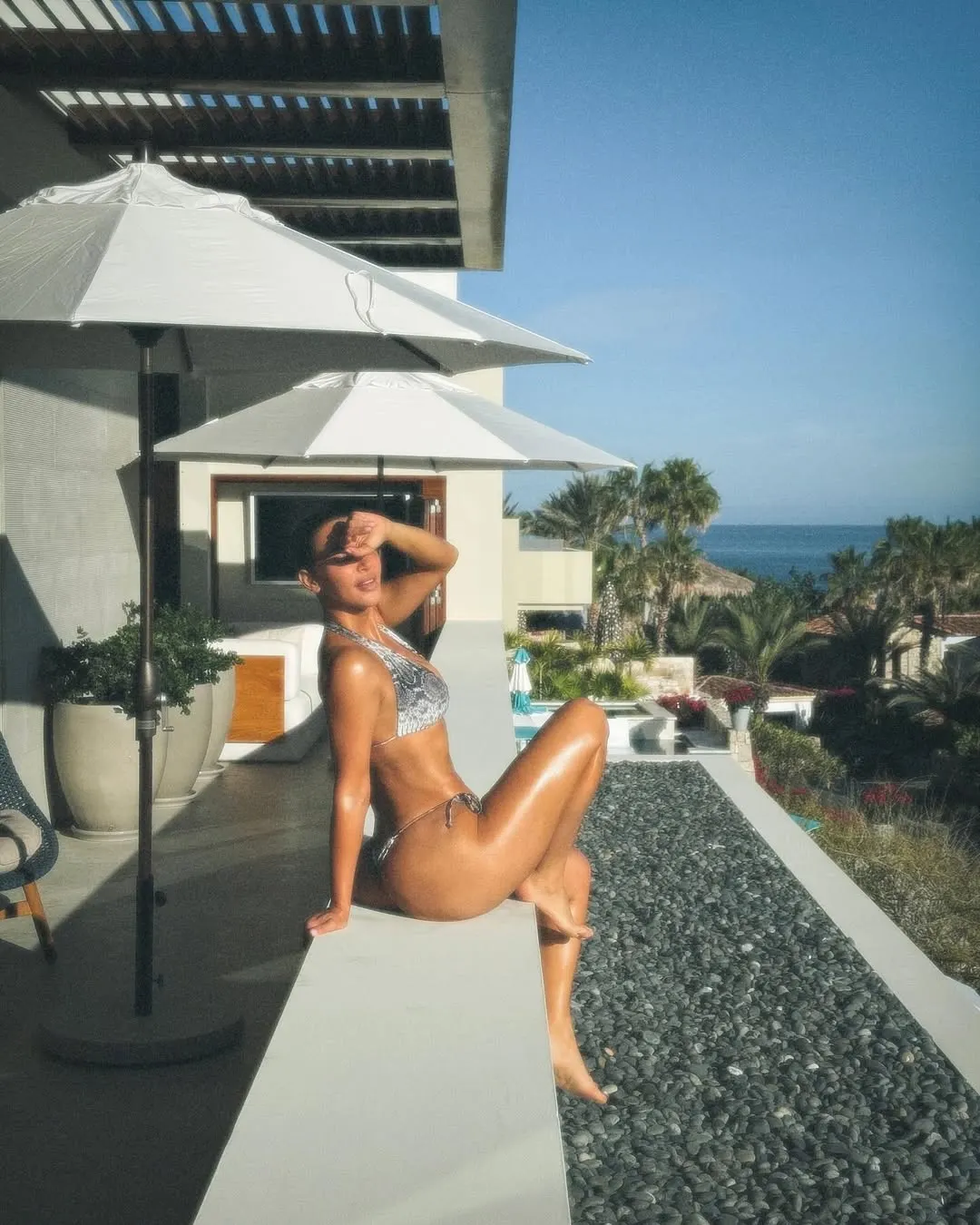 Kim Kardashian diện áo tắm hai mảnh vô cùng quyến rũ