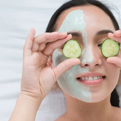 cô gái đắp mặt nạ dưa leo - tẩy da chết