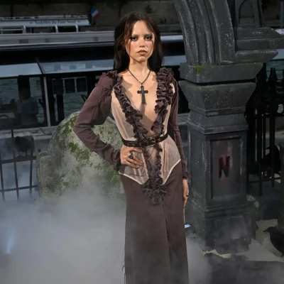 Jenna Ortega diện váy nâu premiere wednesday mùa 2