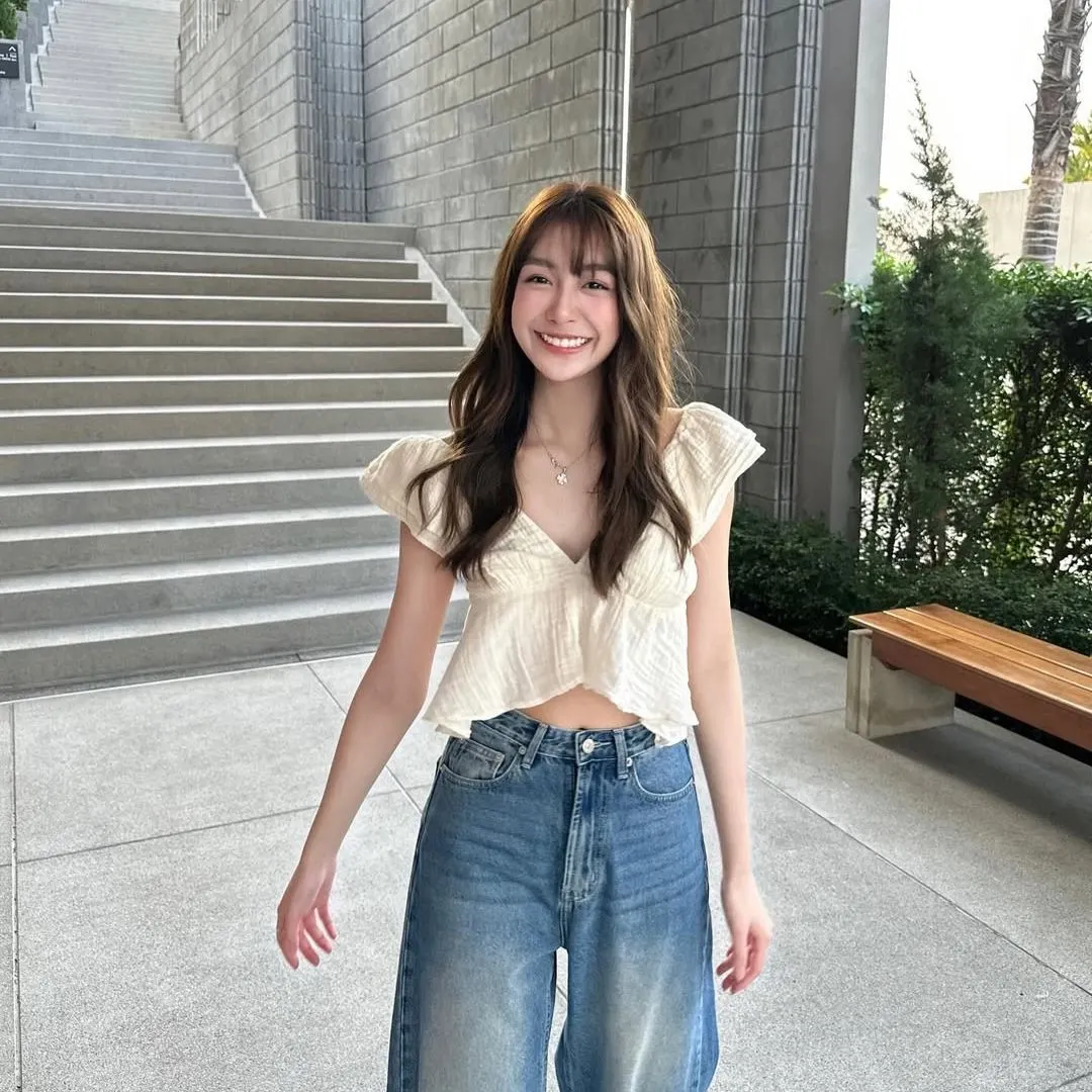 cô gái với răng trắng sáng chắc khỏe