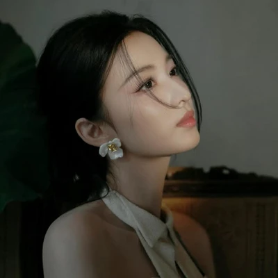 Vương Sở Nhiên búi tóc và đeo bông tai bản to