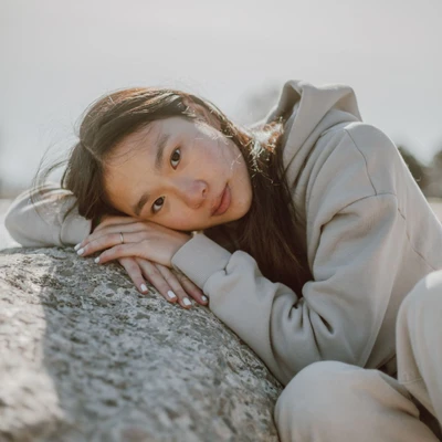 cô gái ngả người trên đá tử vi ngày 30/10/2025